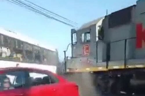 Video: Conductor irresponsable abandona su unidad con pasajeros a merced del tren